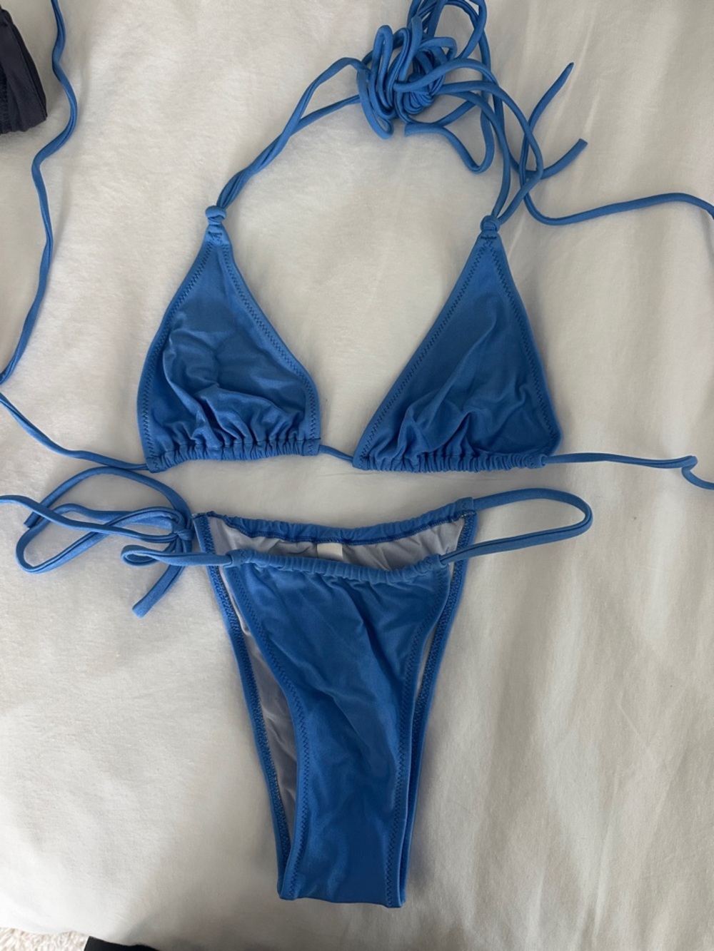 Heavy Manners Swimsuit
Adriatic Blue
Small top
XS bottom